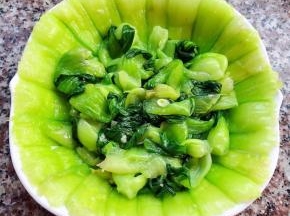 油菜摆入盘中
