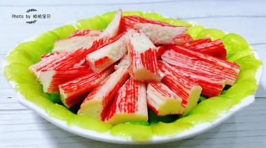 蟹足棒装入盘中就大功告成了