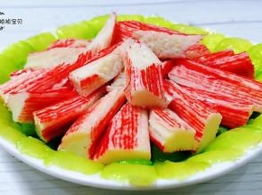 蟹足棒装入盘中就大功告成了