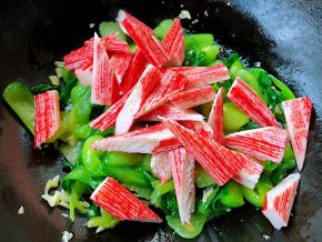 放入蟹足棒翻炒均匀