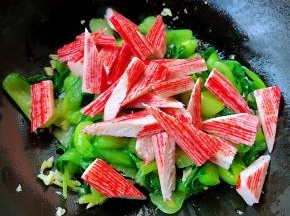 放入蟹足棒翻炒均匀