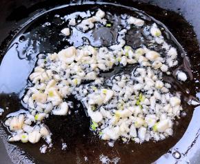 锅中倒入底油加热放入蒜蓉爆香