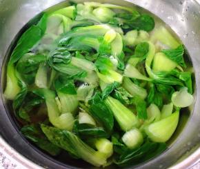 油菜立即放入冷水中过凉沥干水份备用