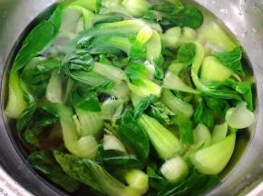 油菜立即放入冷水中过凉沥干水份备用