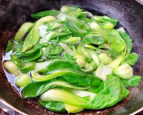 油菜摘好洗净锅中烧开水油菜放入锅中焯水断生即可