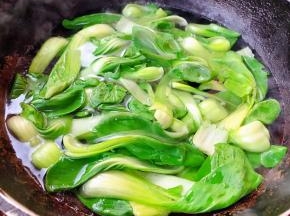 油菜摘好洗净锅中烧开水油菜放入锅中焯水断生即可