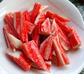 蟹足棒去掉外皮一切为二