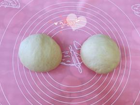 将发酵完的面团取出排气，平均分成两份。