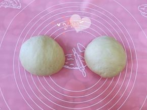 将发酵完的面团取出排气，平均分成两份。