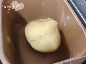 先液体后固体的顺序放入面包机揉面10分钟，再加入黄油，揉面20分钟即可。