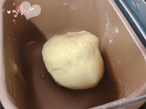 先液体后固体的顺序放入面包机揉面10分钟，再加入黄油，揉面20分钟即可。