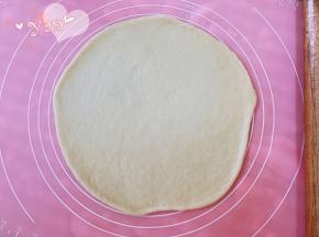 把面团擀成8寸大小。