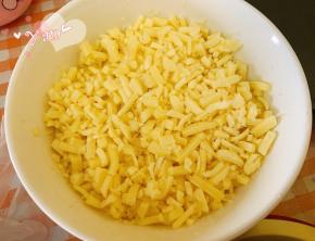 准备馅料：马苏里拉奶酪+细砂糖搅拌均匀。