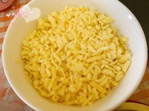 准备馅料：马苏里拉奶酪+细砂糖搅拌均匀。