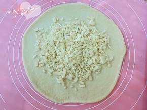 面团中间放入一半准备好的馅料。