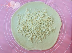 面团中间放入一半准备好的馅料。