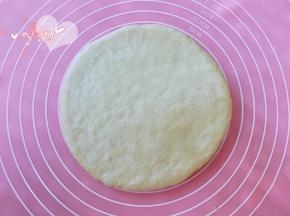 翻面，收口朝下。用擀面杖轻轻将面饼擀开到7寸大小，两个面饼用同样的方法整形。