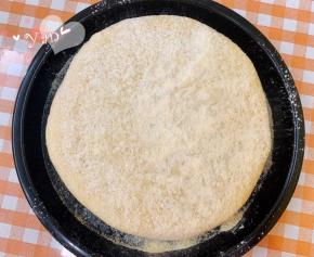 撒上卡夫芝士粉，再筛入适量玉米面粉。