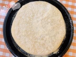 撒上卡夫芝士粉，再筛入适量玉米面粉。