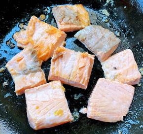 三文鱼煎制八分熟