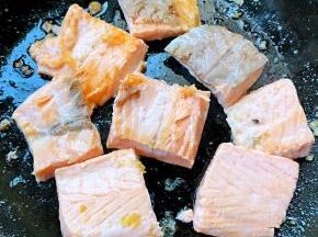 三文鱼煎制八分熟