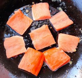 锅中再次放油中火煎三文鱼