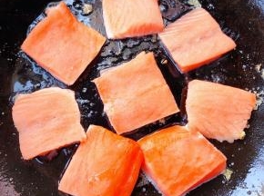 锅中再次放油中火煎三文鱼