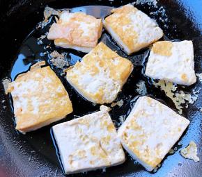 豆腐煎至两面金黄即可