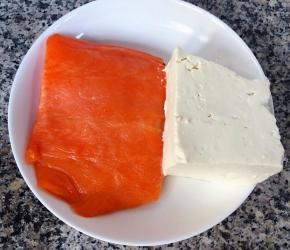 准备新鲜的豆腐和去皮的三文鱼