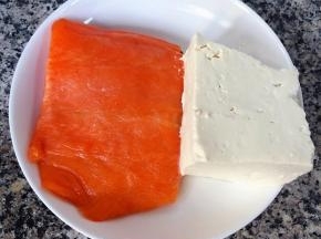 准备新鲜的豆腐和去皮的三文鱼