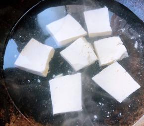 豆腐切成和三文鱼大小差不多大的块状放入开水中焯水后沥干水份备用