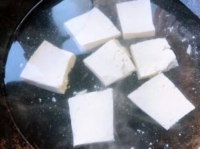 豆腐切成和三文鱼大小差不多大的块状放入开水中焯水后沥干水份备用