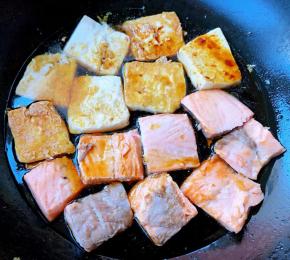 豆腐放入锅中淋上调好的照烧汁同时也可以添加少许清水中小火煎