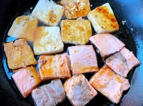 豆腐放入锅中淋上调好的照烧汁同时也可以添加少许清水中小火煎