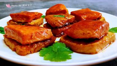 三文鱼和豆腐摆入盘中用香菜做装饰瞬间颜值爆棚