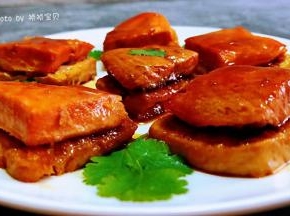 三文鱼和豆腐摆入盘中用香菜做装饰瞬间颜值爆棚