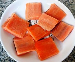 三文鱼切成大块状