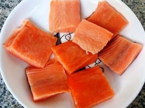 三文鱼切成大块状