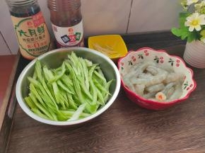 首先准备好西芹跟虾仁，西芹斜着切成小段，虾仁是买的大虾剥壳后，去掉虾头和虾尾，挑出虾线，冲洗干净后沥水备用。