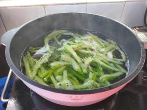 准备一锅清水，加少许盐煮至沸腾，下西芹焯水。