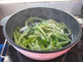 准备一锅清水，加少许盐煮至沸腾，下西芹焯水。