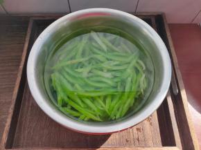 焯水不用太久，1分钟左右捞出过下冷水沥水备用。