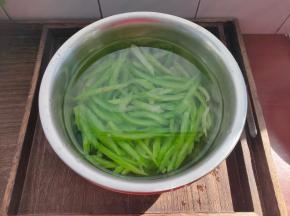 焯水不用太久，1分钟左右捞出过下冷水沥水备用。