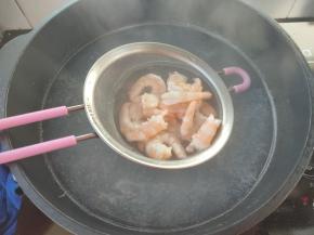再次把水煮沸，虾仁放在筛网里过2下热水即可。