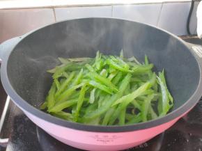 起锅热油，下姜丝爆香，倒入西芹。