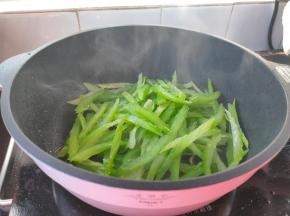 起锅热油，下姜丝爆香，倒入西芹。