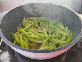 淋上少许原汁酱油，再撒上少许盐、现磨胡椒粉，大火翻炒均匀。