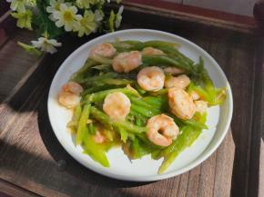 最后倒入少许水淀粉收汁，就可以起锅装盘了。