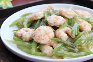 西芹炒虾仁，非常清新的口感，鲜香脆嫩，让你吃过绝对忘不了