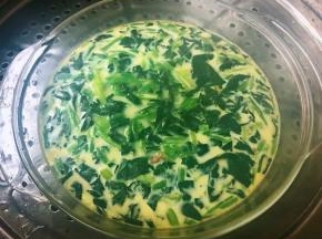 菠菜蛋羹不要完全蒸熟因为还需要和三文鱼一起蒸会影响口感